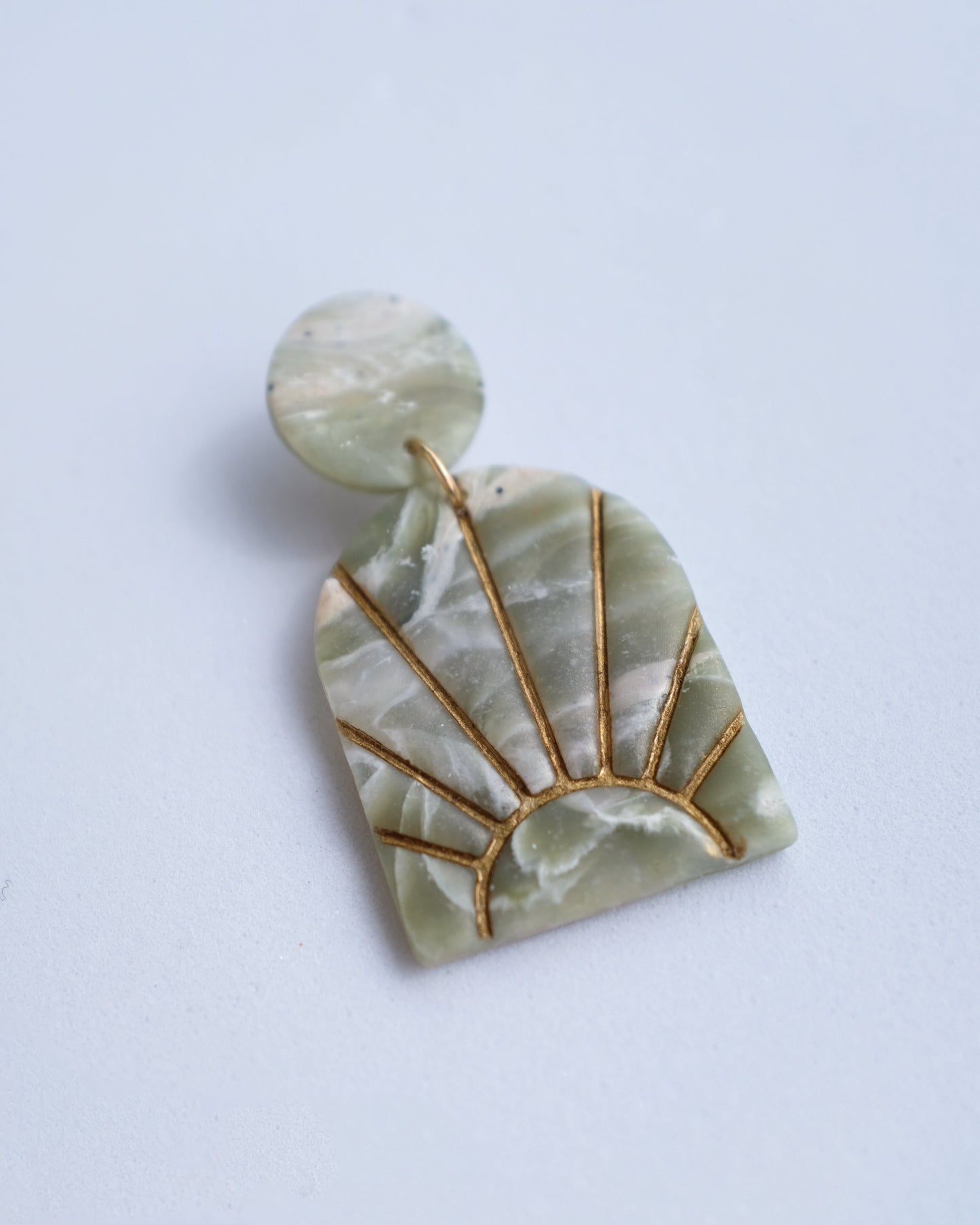 Kleine "Rising" Marmorierte Ohrringe mit Golddetail - Einzigartige von StudioSiroh. Jetzt online bestellen!