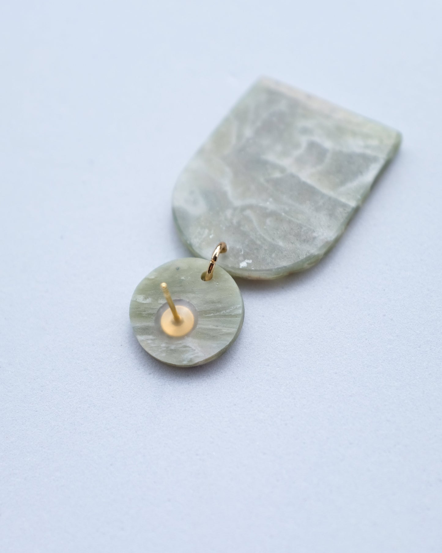 Kleine "Rising" Marmorierte Ohrringe mit Golddetail - Einzigartige von StudioSiroh. Jetzt online bestellen!