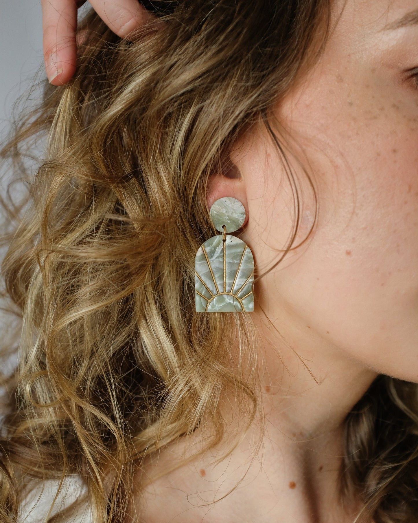 Kleine "Rising" Marmorierte Ohrringe mit Golddetail - Einzigartige von StudioSiroh. Jetzt online bestellen!
