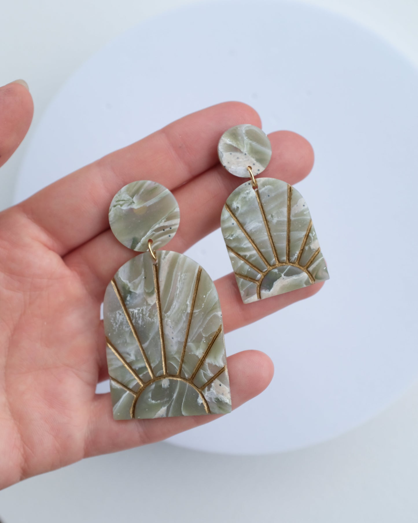 Kleine "Rising" Marmorierte Ohrringe mit Golddetail - Einzigartige von StudioSiroh. Jetzt online bestellen!