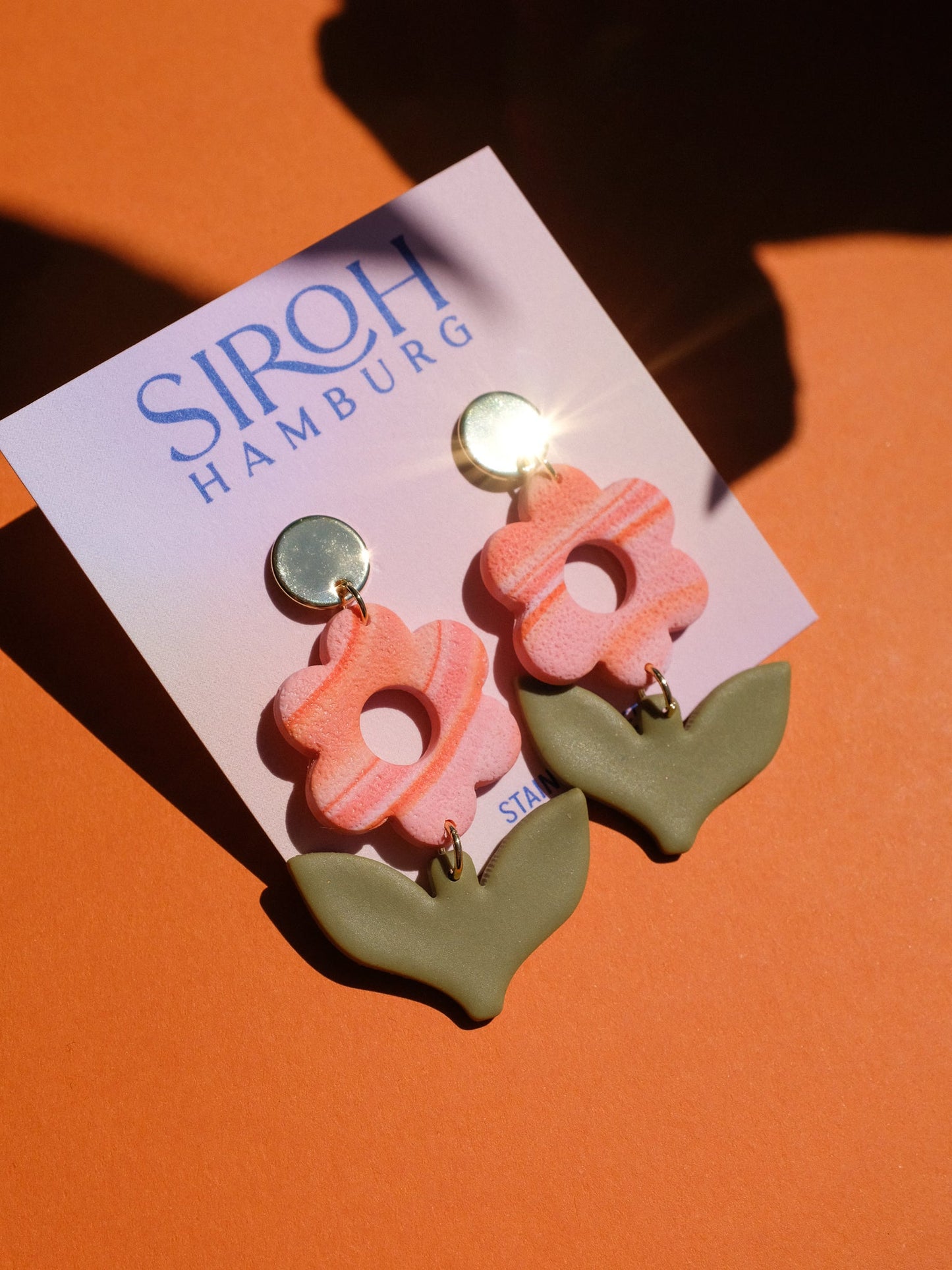 Blumige Ohrringe mit 925 Silber-Stecker - Einzigartige Ohrringe von StudioSiroh. Jetzt online bestellen!