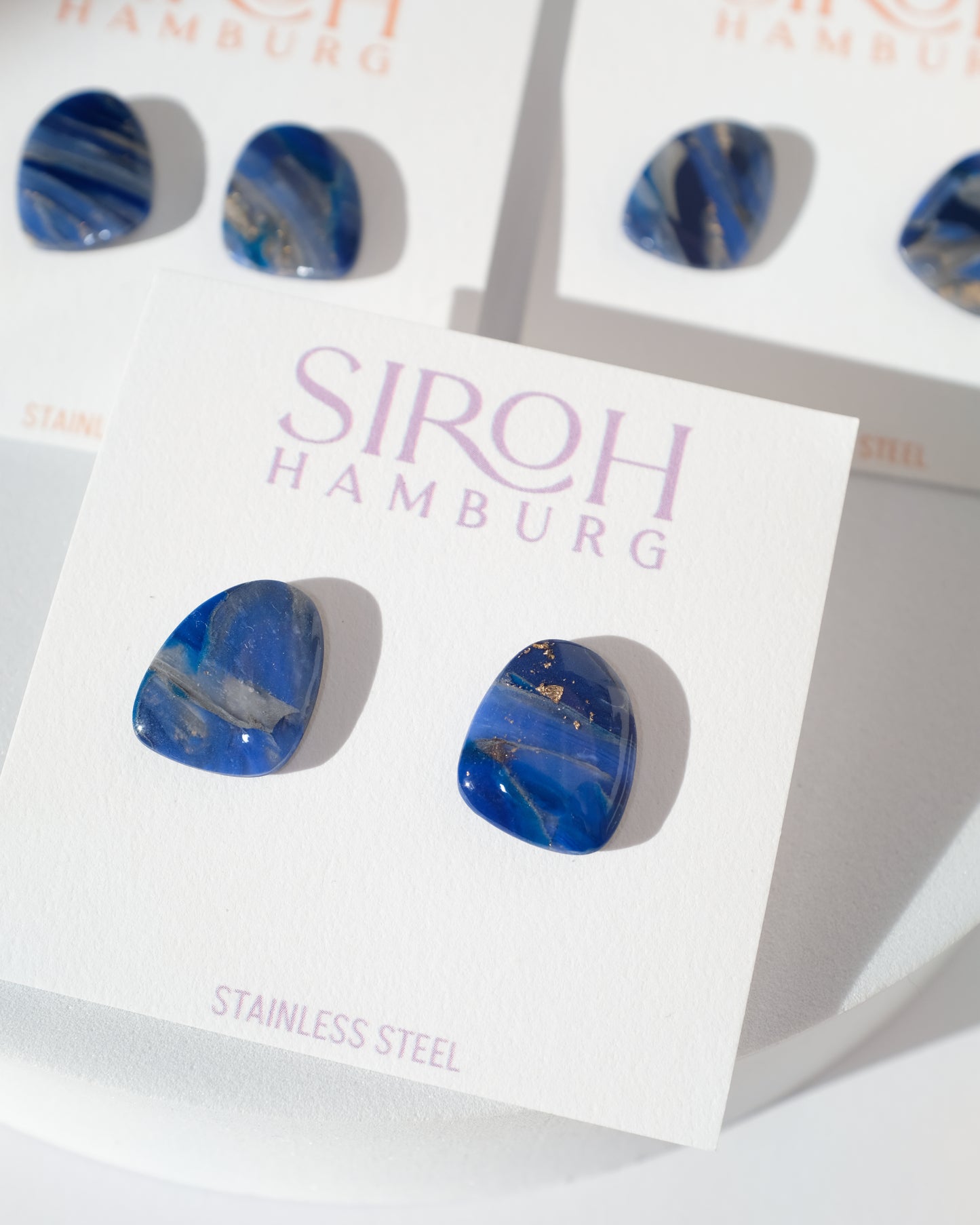 Faux Lapis Lazuli Ohrstecker - Einzigartige Ohrringe von StudioSiroh. Jetzt online bestellen!