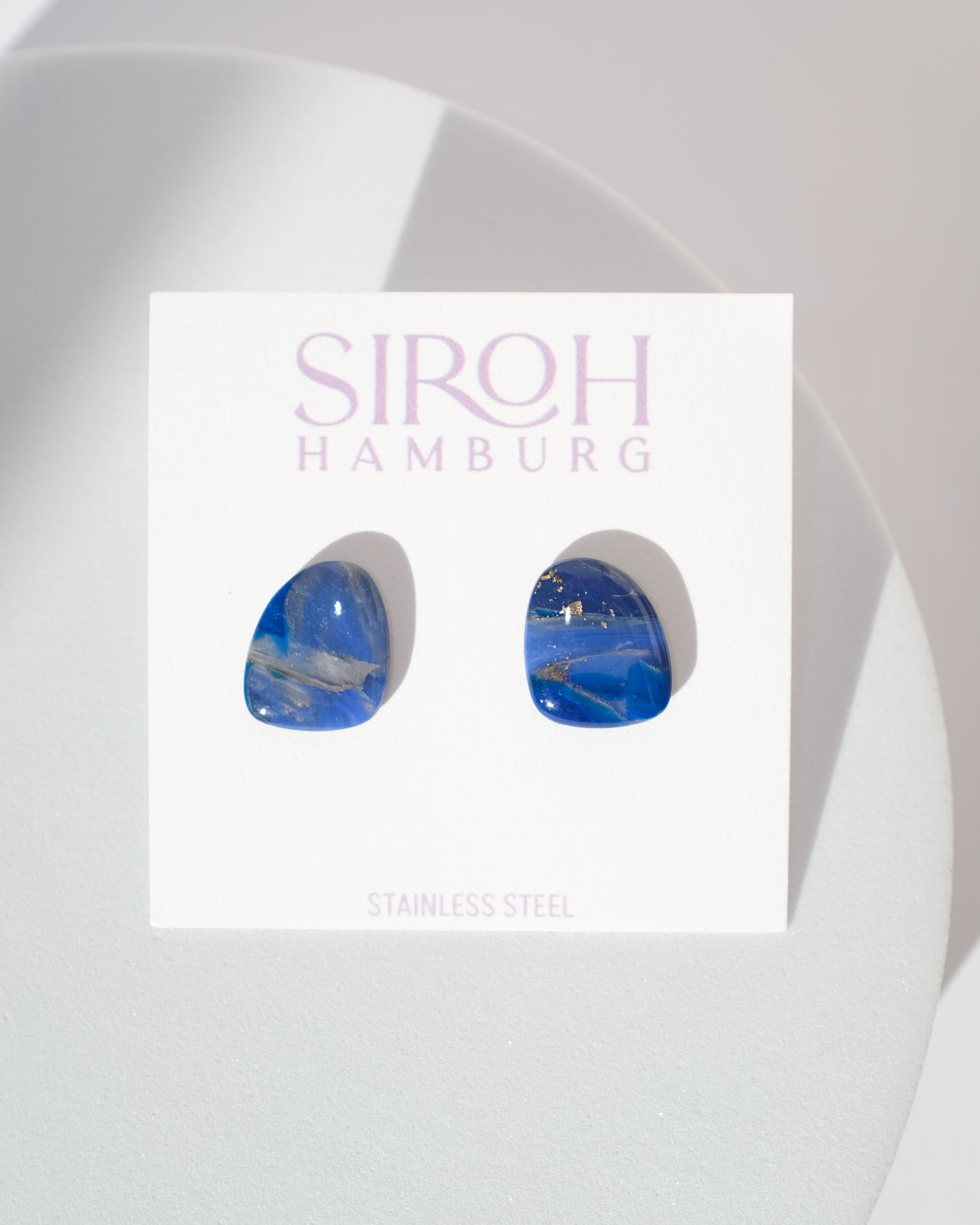 Faux Lapis Lazuli Ohrstecker - Einzigartige Ohrringe von StudioSiroh. Jetzt online bestellen!