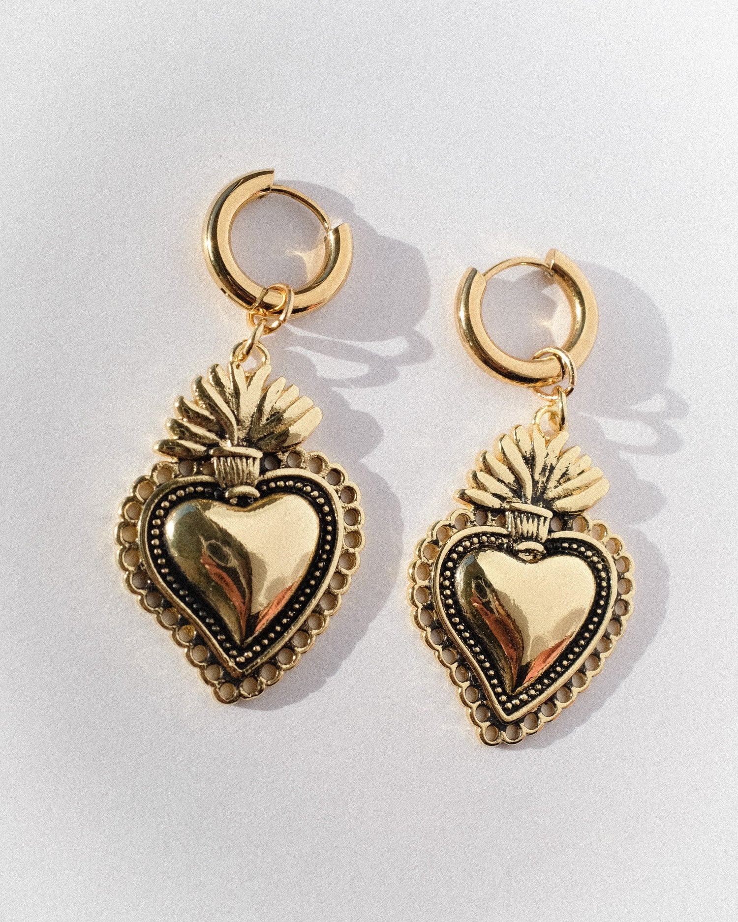 Sacred Heart Hoops in Gold - Einzigartige  von StudioSiroh. Jetzt online bestellen!