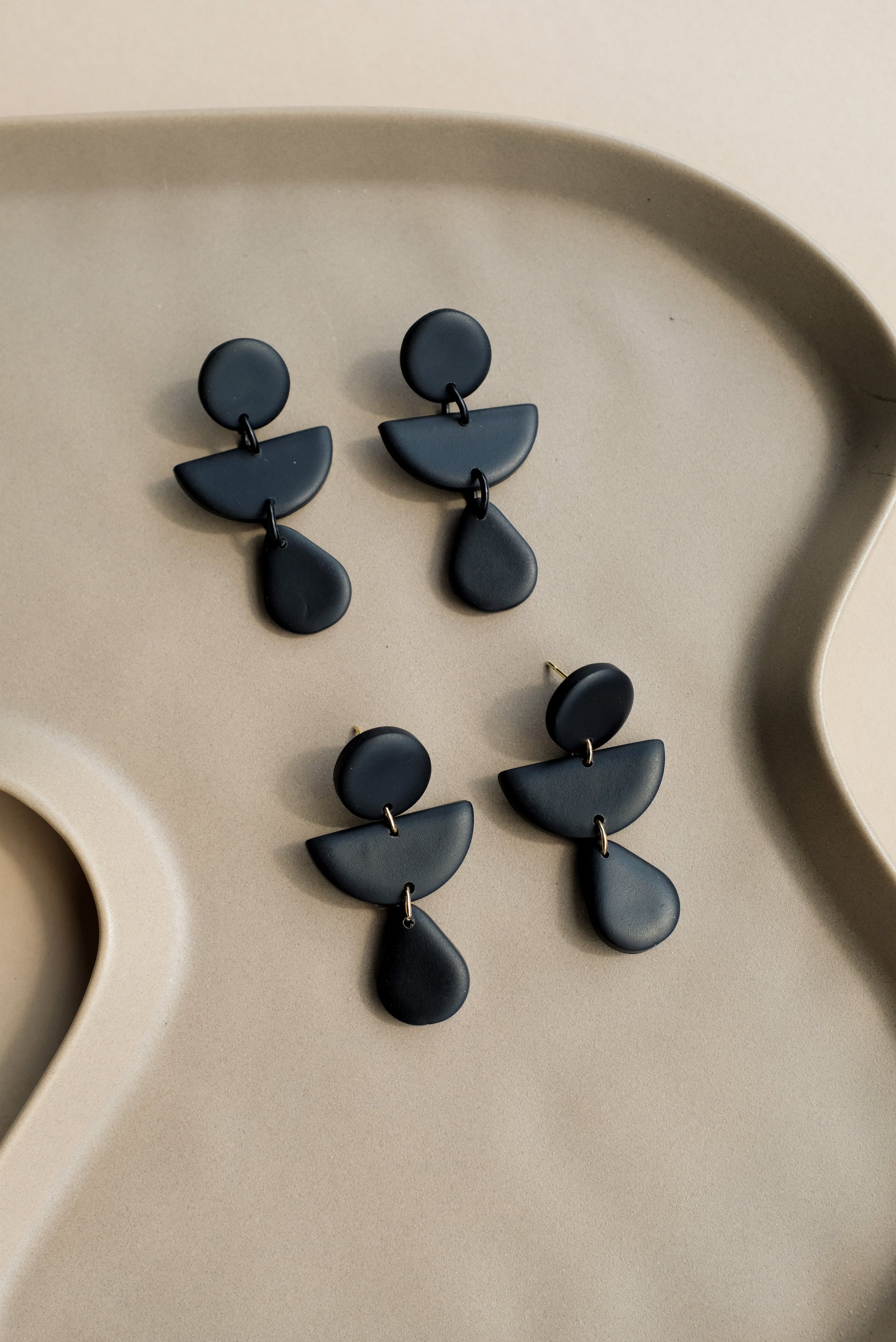 Geometrische Ohrringe in Schwarz - Einzigartige  von StudioSiroh. Jetzt online bestellen!