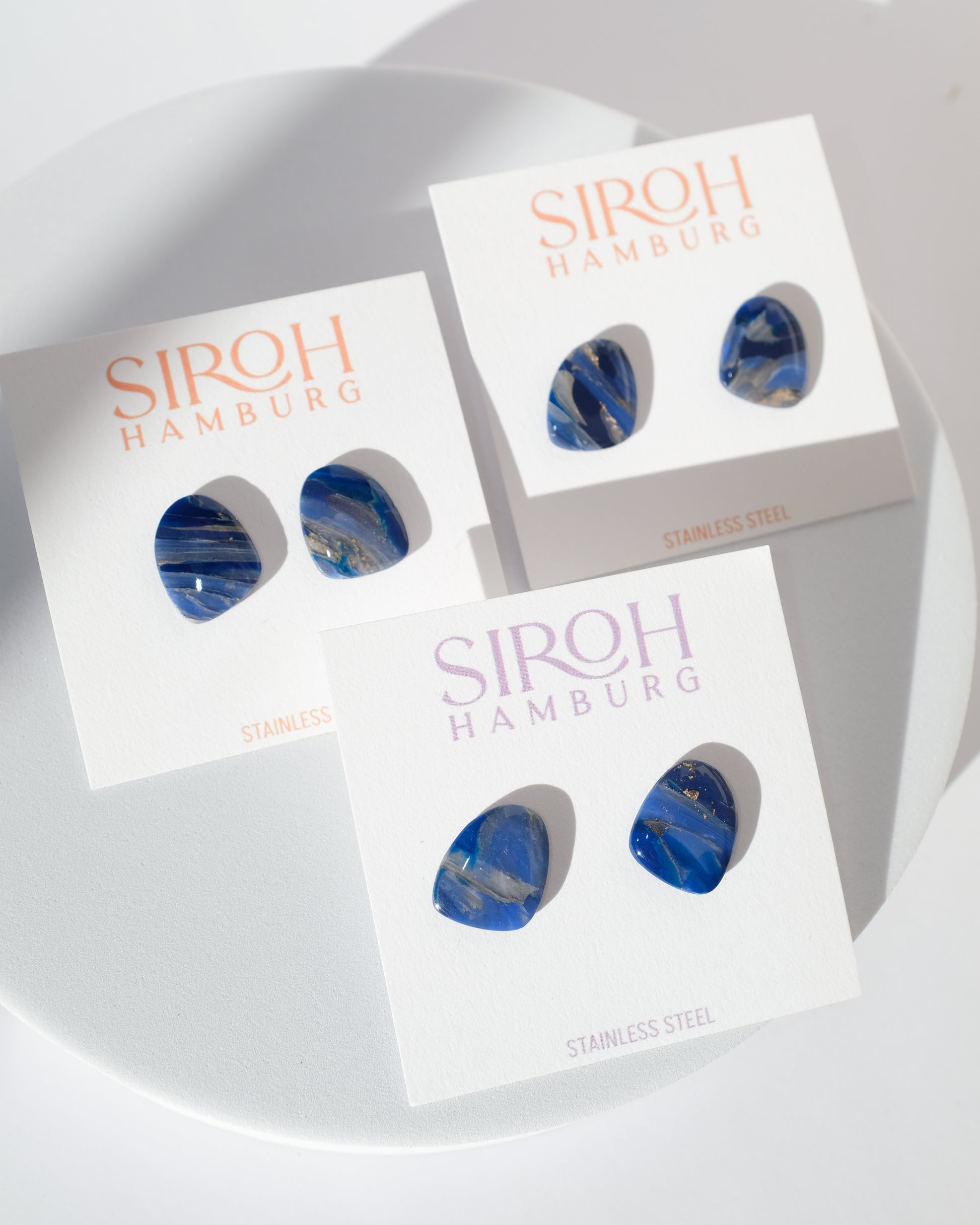 Faux Lapis Lazuli Ohrstecker - Einzigartige Ohrringe von StudioSiroh. Jetzt online bestellen!